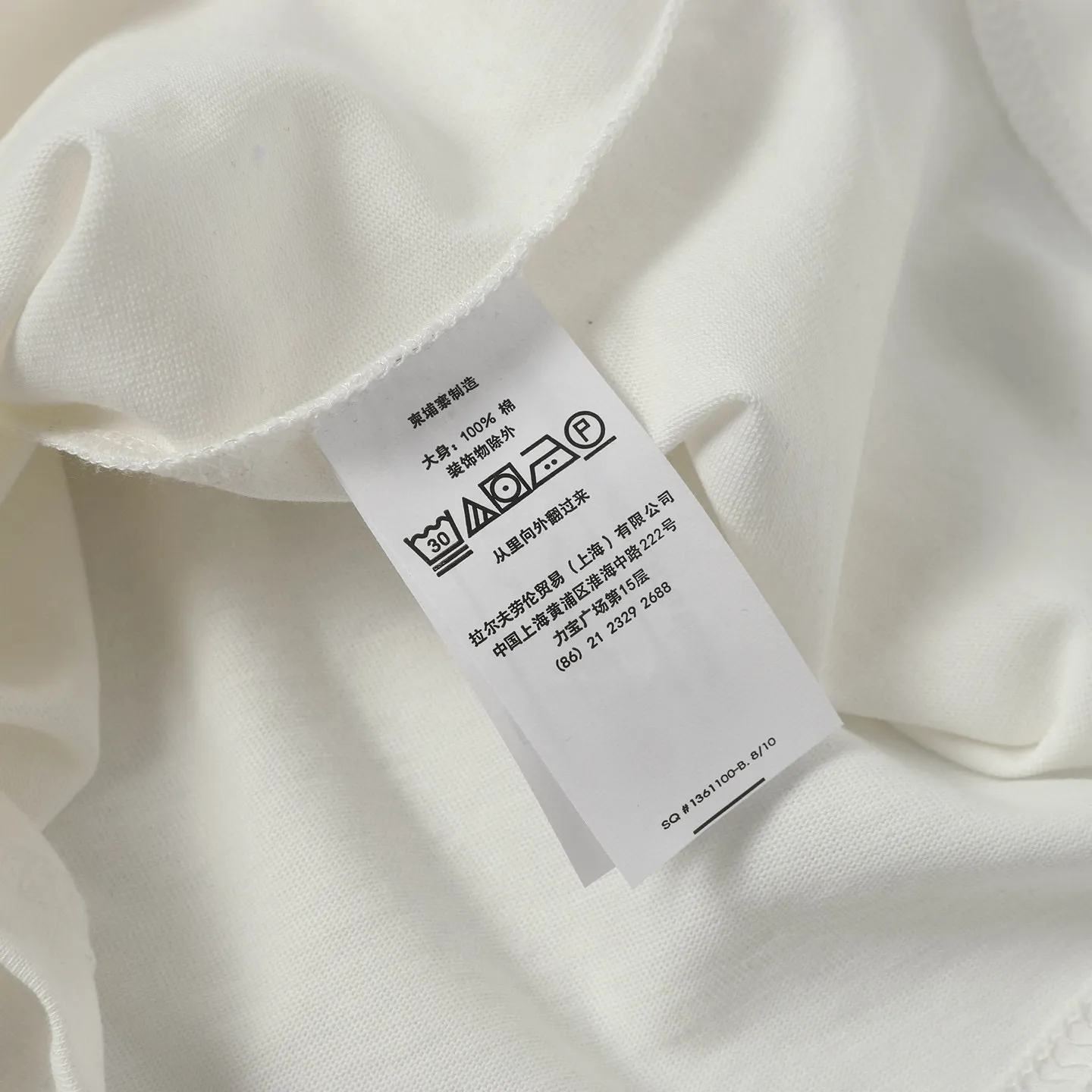 P126 Style number: 506 Ralph Lauren/Ralph Lauren 25ss summer new round-neck T-shirt with English letter embroidery. The main logo on the neck has a QR code mark, which can be scanned for verification. The detailed English letter logo embroidery is all high-density and made with imported Tajima machines, which distinguishes low-quality products on the market. 32 counts, 240g hydrophilic toner, 100% cotton fabric, comfortable and soft, highly breathable, focusing on high-end cost-effectiveness, needless to say good quality. Available in a variety of colors, both boys and girls can try this genderless style, giving them a yuppie tone in no time. Immerse yourself in your leisurely style, and have your own style in retro. Natural, vivid and very French romantic feelings, perfectly integrating youthful atmosphere and trend. Color: black, white, green, sky blue Size: S-xL S Shoulder width 44 Bust 104 Sleeve length 23 Clothing length 72 M Shoulder width 45 Bust 108 Sleeve length 24 Clothing length 74 L Shoulder width 46 Bust 112 Sleeve length 25 Clothing length 76 xL Shoulder width 47 Bust 116 Sleeve length 26 Clothing length 78